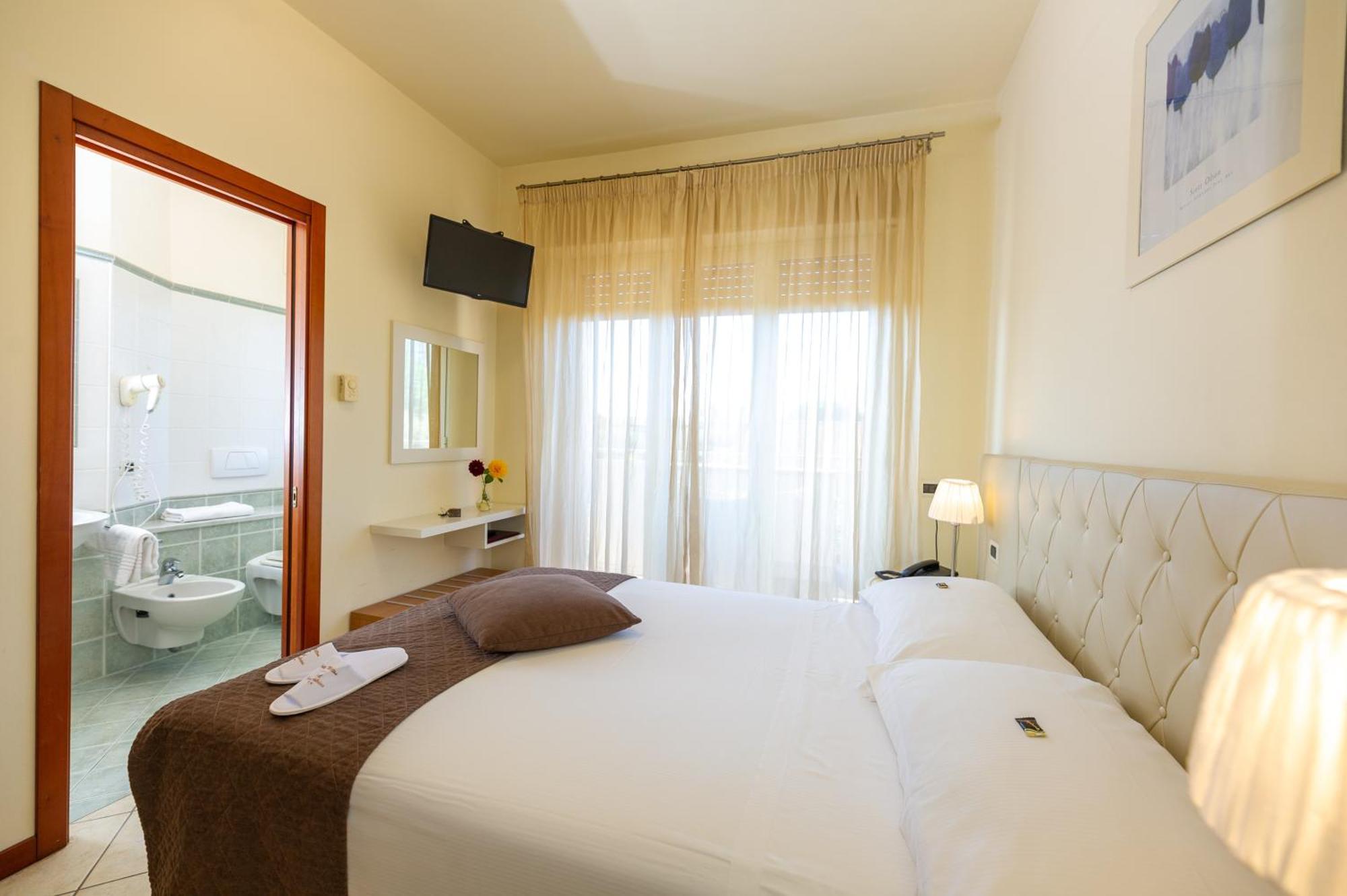 Hotel Nuova Sabrina มารินา ดิ เปียตราซันตา ภายนอก รูปภาพ