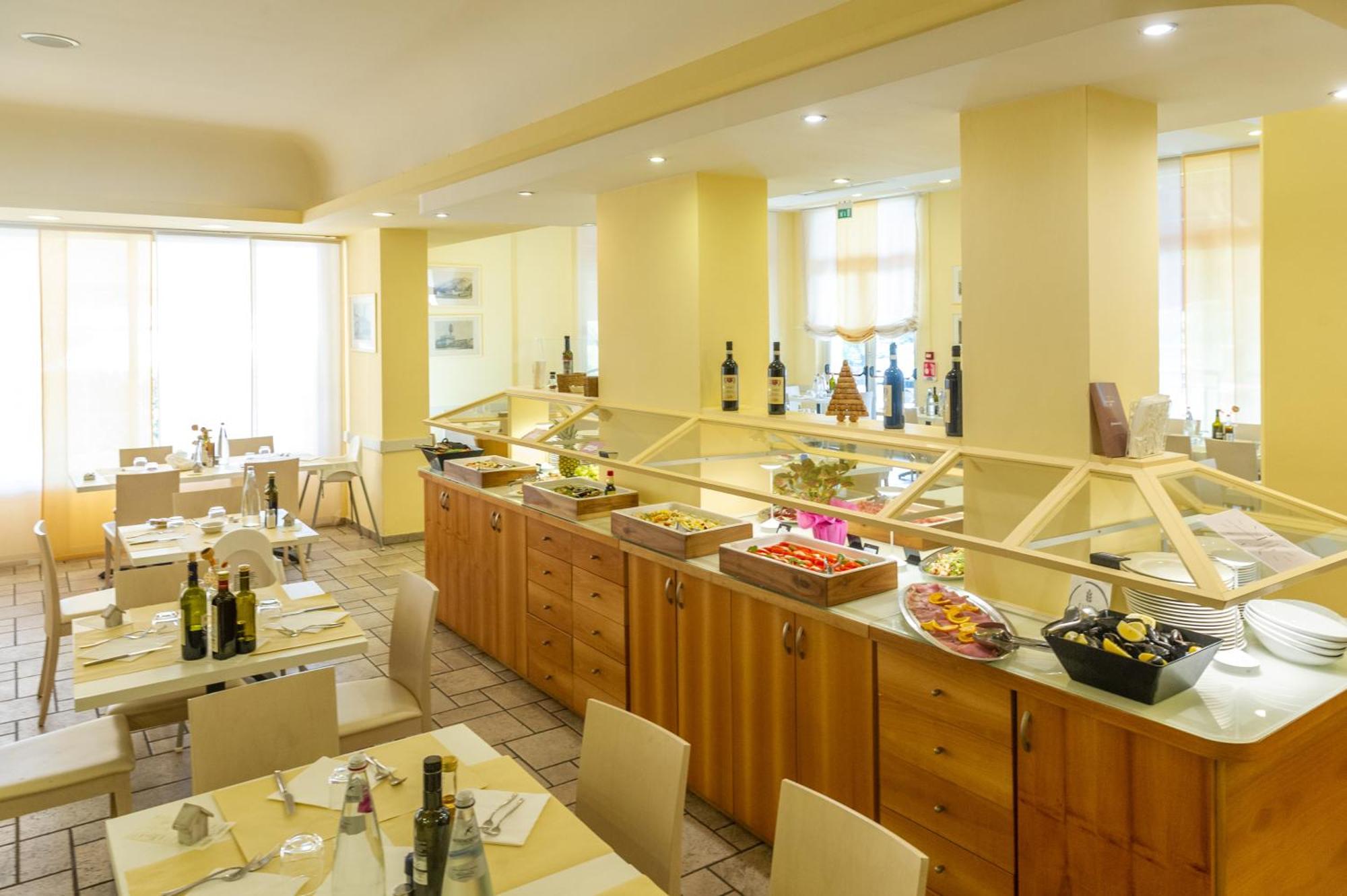 Hotel Nuova Sabrina มารินา ดิ เปียตราซันตา ภายนอก รูปภาพ