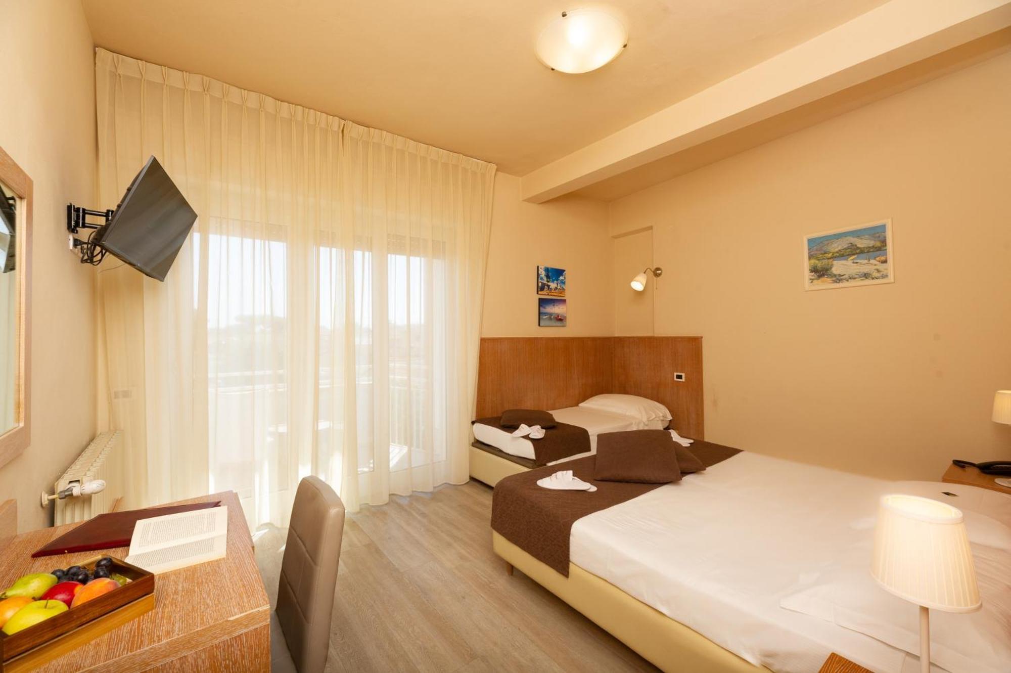 Hotel Nuova Sabrina มารินา ดิ เปียตราซันตา ภายนอก รูปภาพ