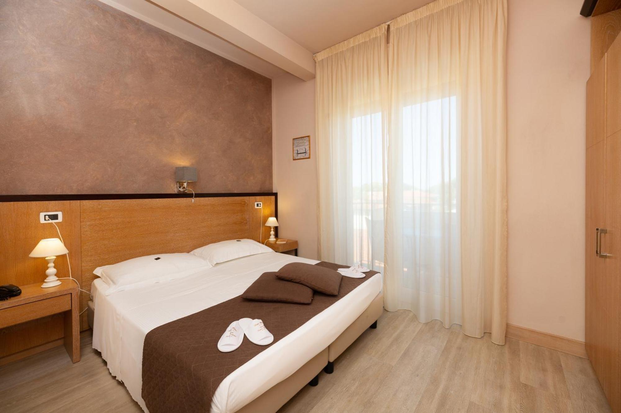 Hotel Nuova Sabrina มารินา ดิ เปียตราซันตา ภายนอก รูปภาพ