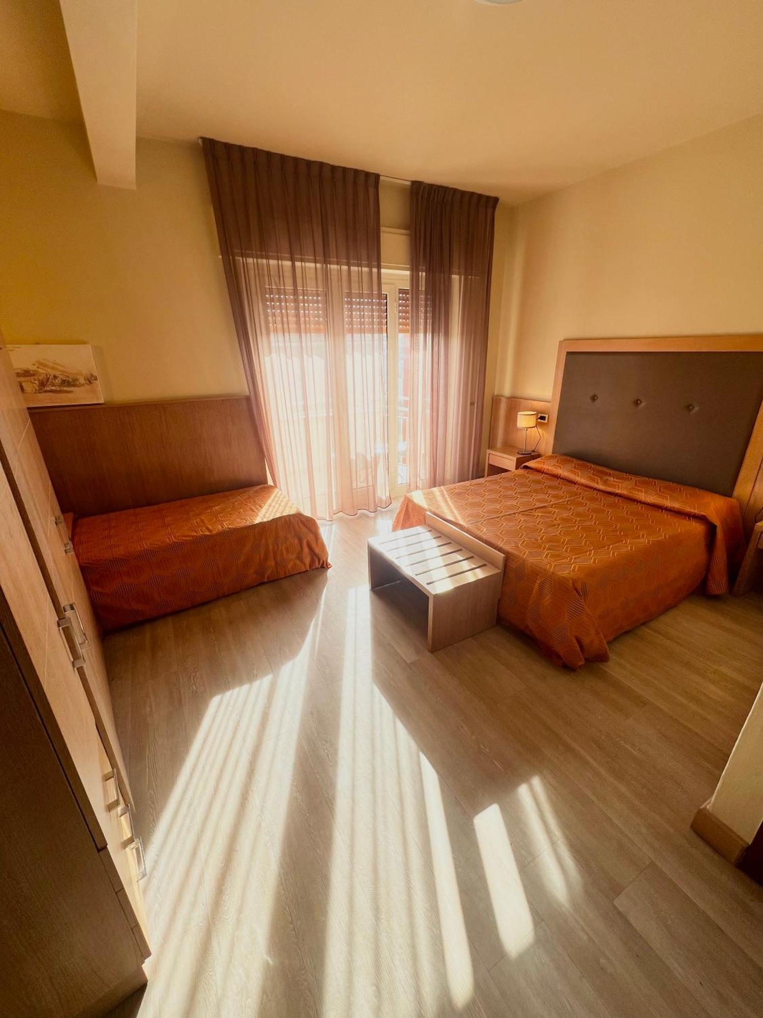 Hotel Nuova Sabrina มารินา ดิ เปียตราซันตา ภายนอก รูปภาพ