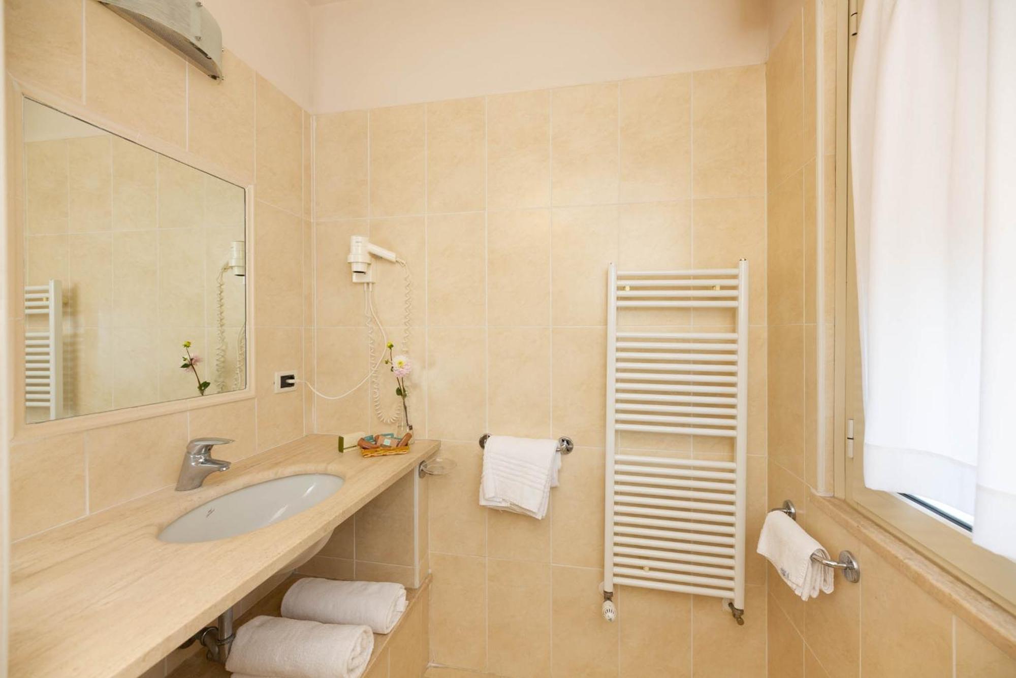 Hotel Nuova Sabrina มารินา ดิ เปียตราซันตา ภายนอก รูปภาพ
