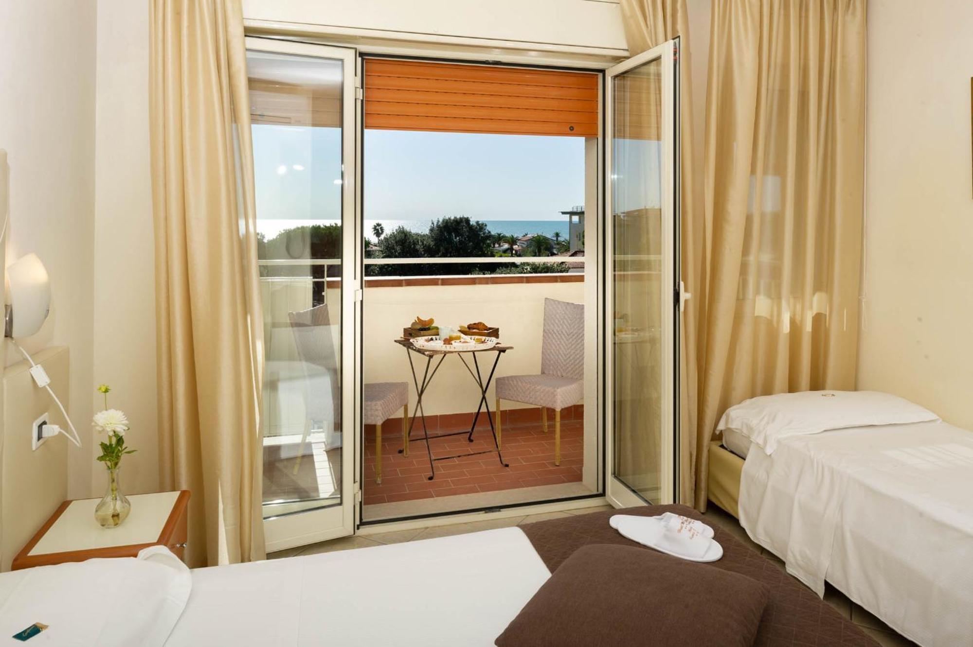 Hotel Nuova Sabrina มารินา ดิ เปียตราซันตา ภายนอก รูปภาพ