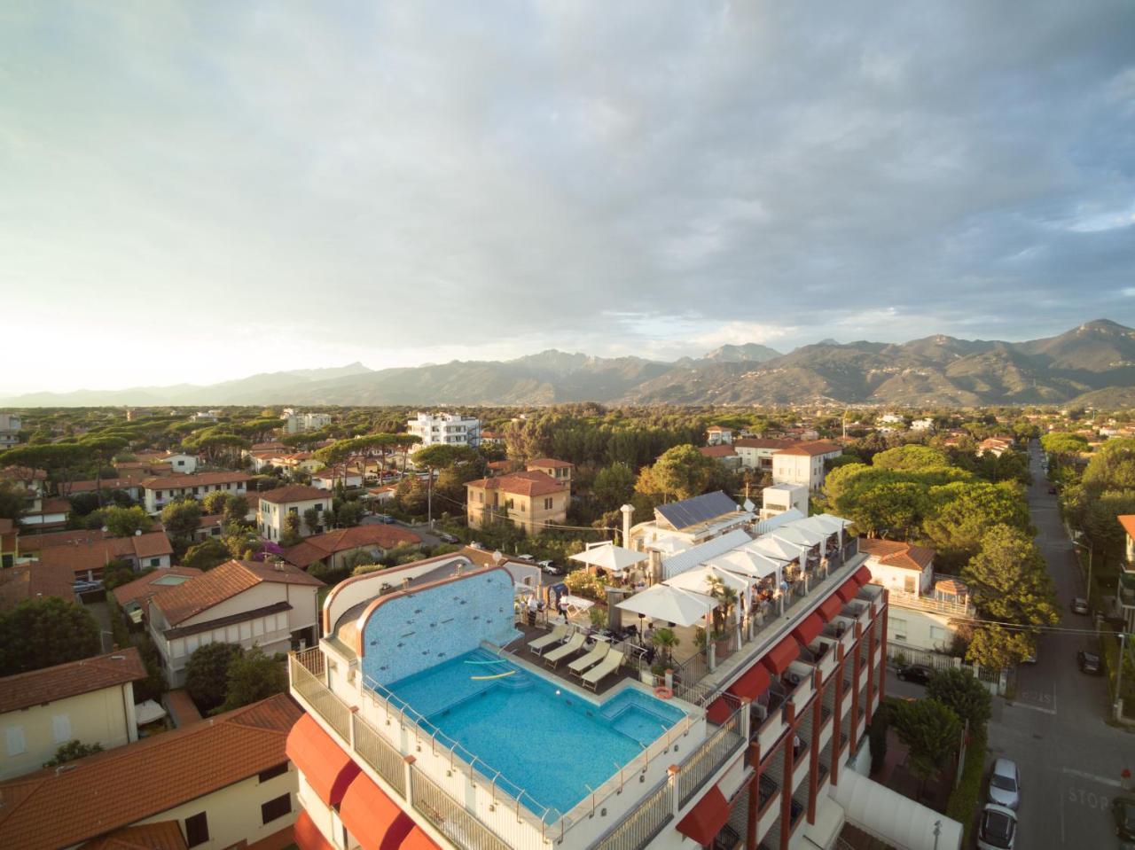 Hotel Nuova Sabrina มารินา ดิ เปียตราซันตา ภายนอก รูปภาพ